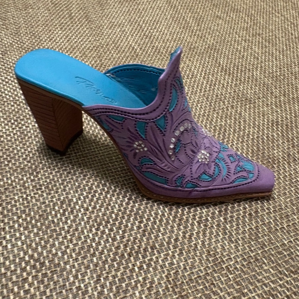 Just The Right Shoe- 2001 Lone Star #25349- by Raine